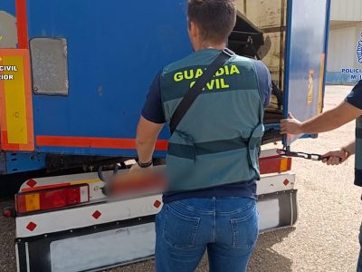 Detenidos dos vecinos cuando transportaban una narcolancha en un semirremolque