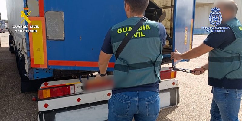 Detenidos dos vecinos cuando transportaban una narcolancha en un semirremolque