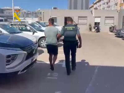 Detenidas tres personas por robar en el interior de un vehículo en Torrevieja