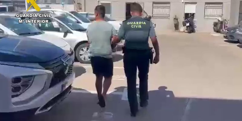 Detenidas tres personas por robar en el interior de un vehículo en Torrevieja