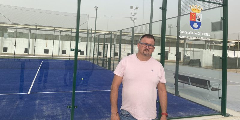 El polideportivo de Albatera cuenta con una nueva pista de pádel