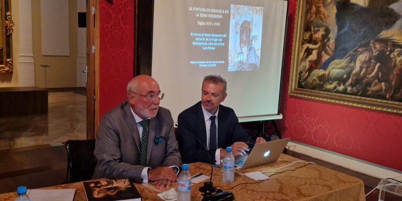 Orihuela ilustra sobre su pintura a través de una conferencia