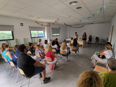 Orihuela entrega 30 carnets para autorizar la alimentación de colonias felinas