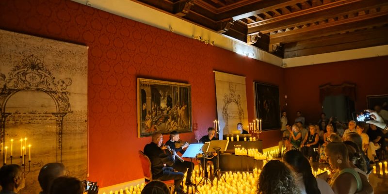 El concierto 'A la luz de las velas' ilumina a más de 200 personas en Orihuela