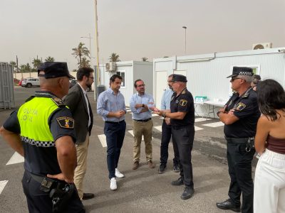 El alcalde de Torrevieja visita el nuevo depósito municipal de vehículos