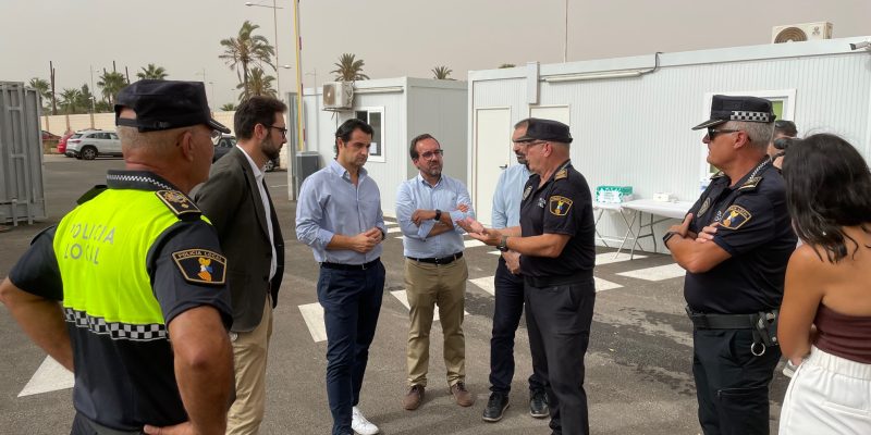 El alcalde de Torrevieja visita el nuevo depósito municipal de vehículos