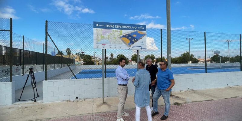 Torrevieja renueva sus seis pistas azules polideportivas A+D