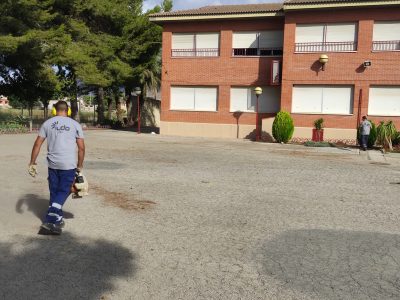 Orihuela acondiciona los exteriores de los colegios ante el inicio del curso