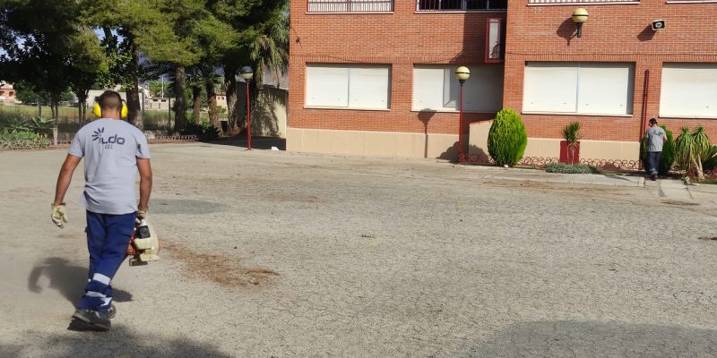 Orihuela acondiciona los exteriores de los colegios ante el inicio del curso