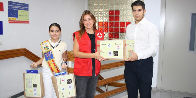 Concordia Orihuela entrega a Cruz Roja material escolar recogida de una campaña solidaria