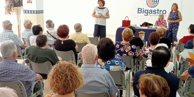 Bigastro lanza el bono para el pago del recibo de agua y luz para personas mayores