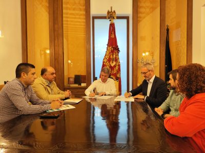 Orihuela suscribe un convenio con la EFA El Campico para la concesión de becas