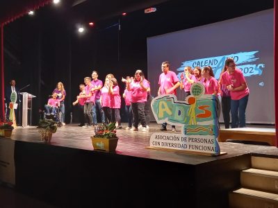 La Asociación de Personas con Diversidad Funcional ADIS consiguió un lleno absoluto tras haber presentado este pasado sábado su calendario solidario para 2024