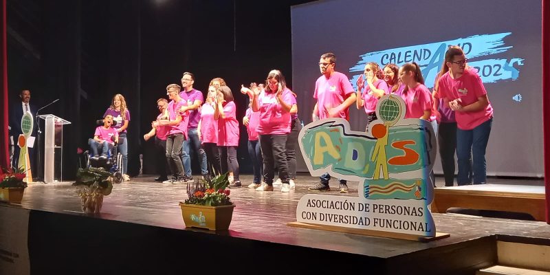 La Asociación de Personas con Diversidad Funcional ADIS consiguió un lleno absoluto tras haber presentado este pasado sábado su calendario solidario para 2024
