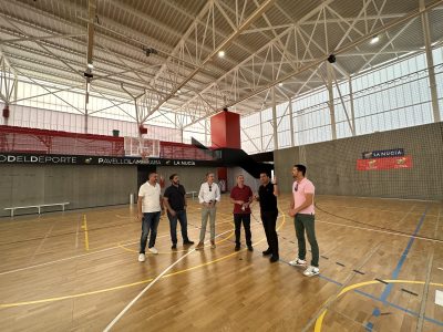 El alcalde de Orihuela visita la Ciudad Deportiva de La Nucía