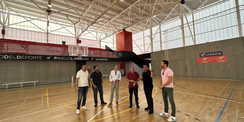 El alcalde de Orihuela visita la Ciudad Deportiva de La Nucía