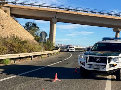 Detienen a una pareja tras lanzar droga y dinero por la ventana del coche ante un control policial