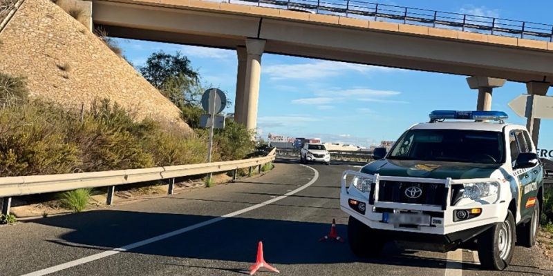 Detienen a una pareja tras lanzar droga y dinero por la ventana del coche ante un control policial