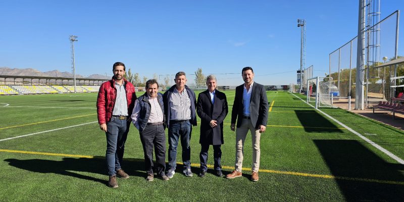 Orihuela renueva el césped artificial del campo de fútbol de La Murada