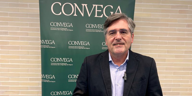 El diputado provincial de Desarrollo Económico y Proyectos Europeos, Carlos Pastor, asume la presidencia de CONVEGA. Hoy se ha celebrado la sesión constitutiva del Consorcio para el Desarrollo Económico de la Vega Baja (Convega), y también se ha aprobado un presupuesto cercano a los 700 mil euros para el año 2024.