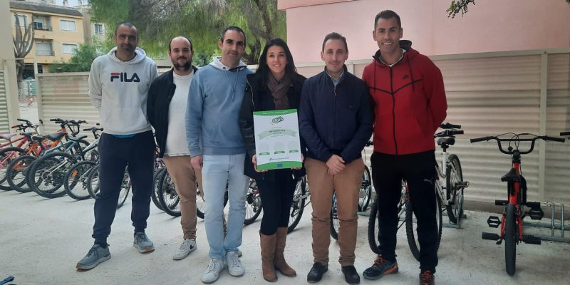 El colegio de Rafal recibe el galardón de la DGT en movilidad sostenible