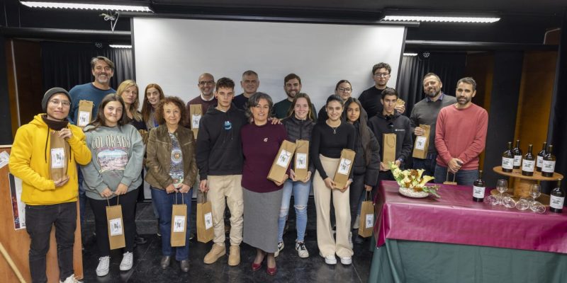 Torrevieja presenta el vino "El Quemao" dentro de un proyecto educativo