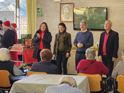 El alcalde de Orihuela visita la Residencia de la Tercera Edad por Navidad