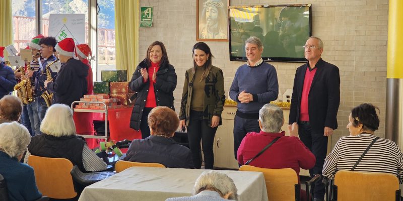 El alcalde de Orihuela visita la Residencia de la Tercera Edad por Navidad