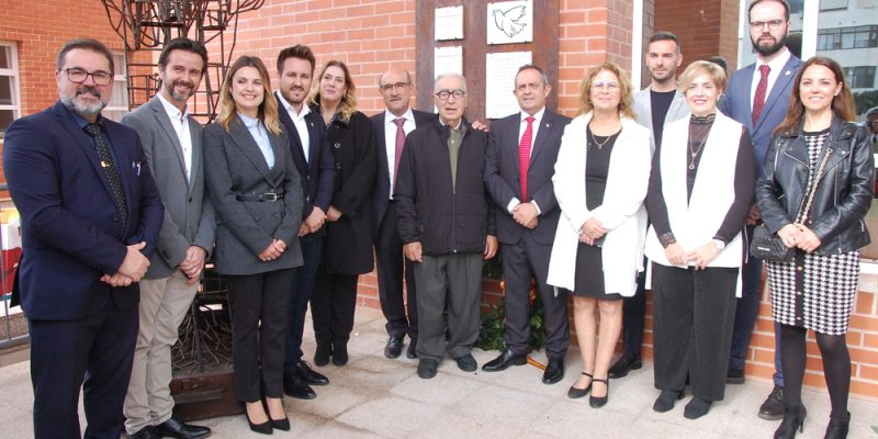 Rojales coloca los azulejos de las vícimas del campo de concentración nazi