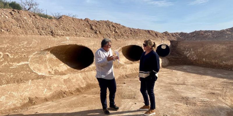 Albatera retira los sedimentos en el arenero de la Rambla de la Algüeda