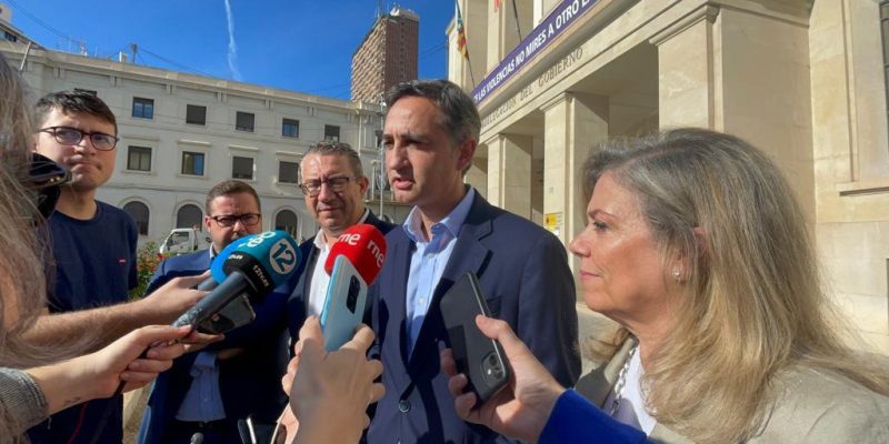 El PP denuncia el estado de ruina del cuartel de Jacarilla