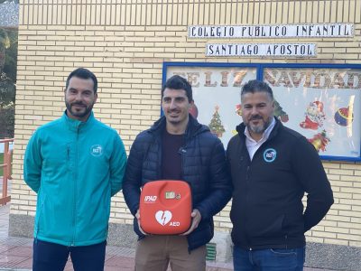 Albatera instala cuatro nuevos desfibriladores en centros escolares