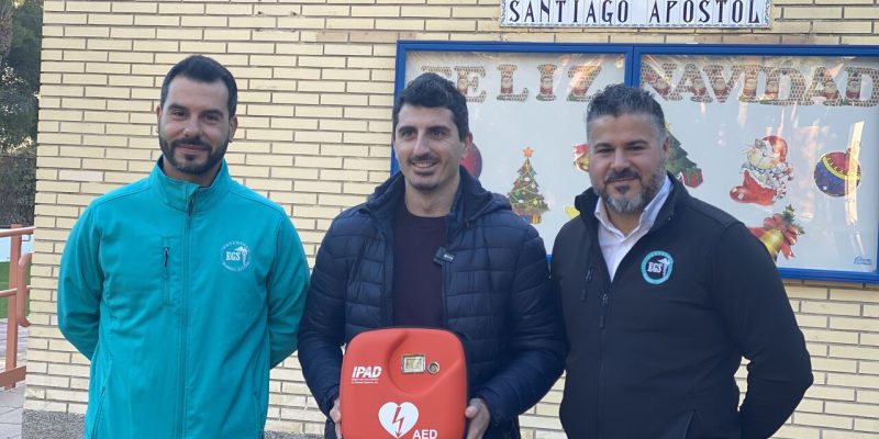 Albatera instala cuatro nuevos desfibriladores en centros escolares