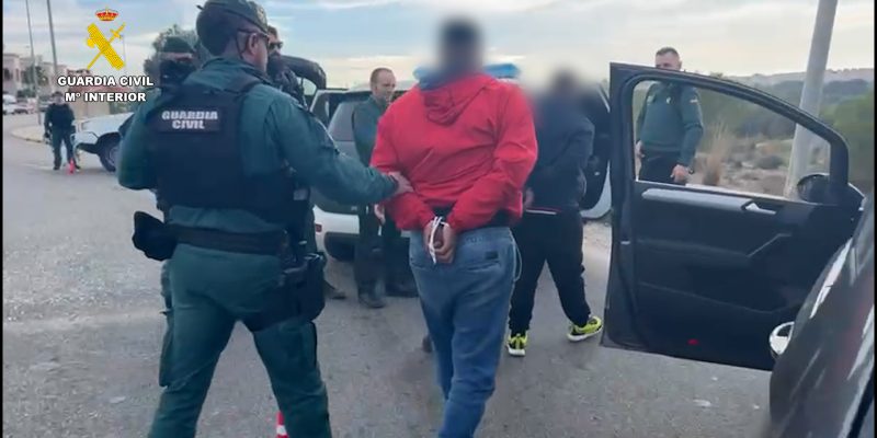 La Guardia Civil detiene en Torrevieja a tres primos por tráfico de drogas