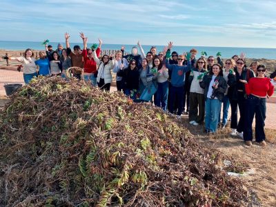 Estudiantes de EEUU participan en la recuperación del paraje del Molino del Agua en Torrevieja