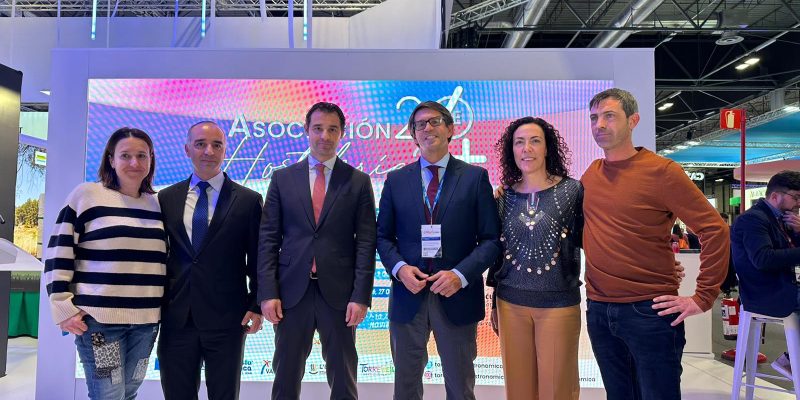 La Asociación de Hostelería de Torrevieja presenta el FITUR el calendario gastronómico 2024