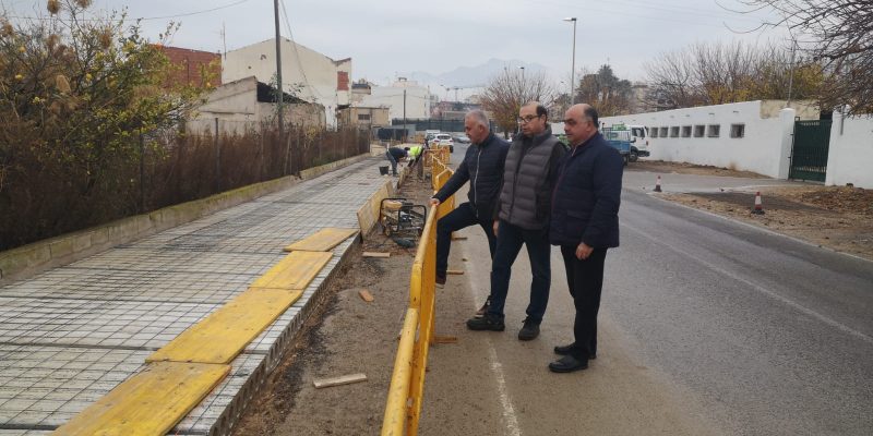 Orihuela repara varios tramos de cimbrados en la carretera Molins-Correntías