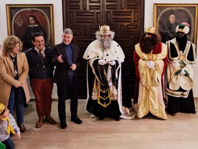El alcalde de Orihuela entrega la llave de la ciudad a los Reyes Magos