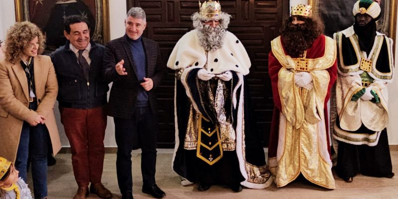 El alcalde de Orihuela entrega la llave de la ciudad a los Reyes Magos