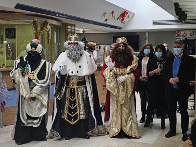 Los Reyes Magos visitan el Hospital Vega Baja a su llegada a Orihuela