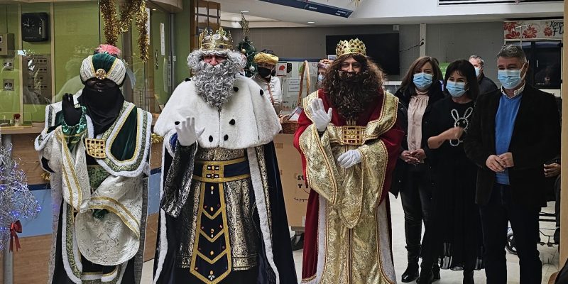 Los Reyes Magos visitan el Hospital Vega Baja a su llegada a Orihuela