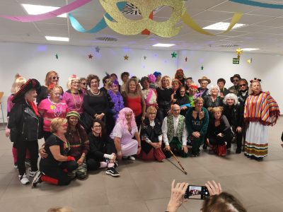 La concejala de Bienestar Social de Orihuela, Agustina Rodríguez, ha participado esta mañana en la celebración del Carnaval que ha tenido lugar en el Centro de Mayores Virgen de Monserrate, donde usuarios y monitores han preparado una gran celebración con diferentes disfraces, música y bailes