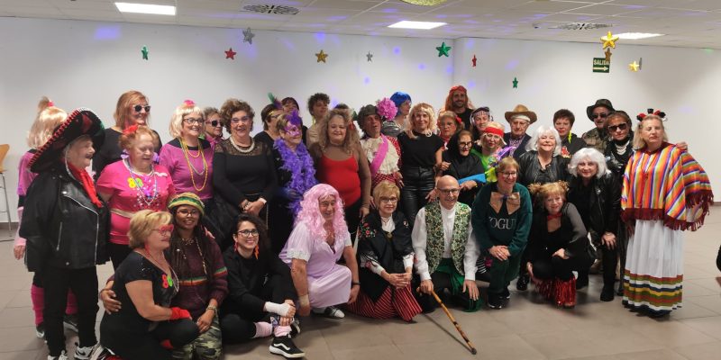 La concejala de Bienestar Social de Orihuela, Agustina Rodríguez, ha participado esta mañana en la celebración del Carnaval que ha tenido lugar en el Centro de Mayores Virgen de Monserrate, donde usuarios y monitores han preparado una gran celebración con diferentes disfraces, música y bailes