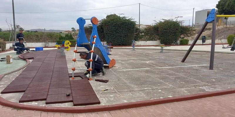 Infraestructuras de Orihuela repara varios parques infantiles en pedanías