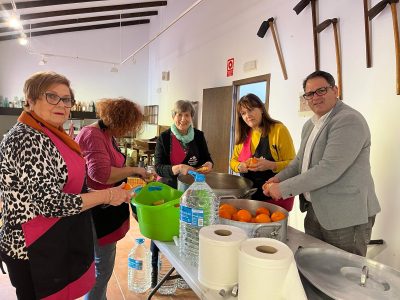 Dolores prepara la primera mermelada de naranja amarga de los árboles de sus calles