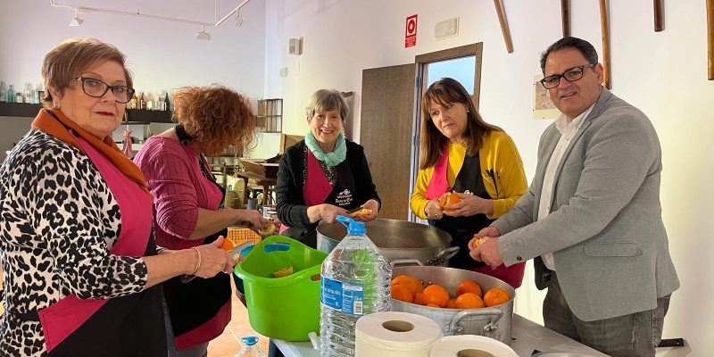 Dolores prepara la primera mermelada de naranja amarga de los árboles de sus calles