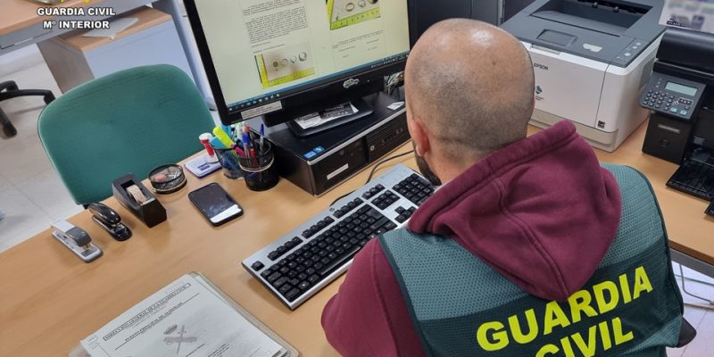 La Guardia Civil detiene a un matrimonio por robar a un anciano en Almoradí