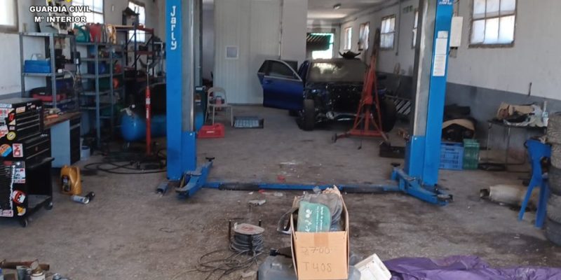 Desmantelan un taller ilegal de reparación de vehículos en Guardamar