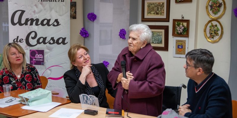 Albatera homenajea a Pilar Balmaseda y Dolores Limorte con motivo del 8M
