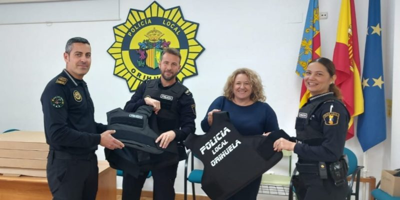 Orihuela dota a toda la plantilla de Policía Local de chalecos antibalas